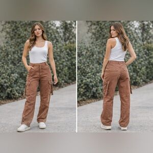 Women’s loose fit Brown Cargo Pants Size: M